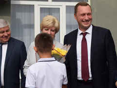 Для саратовских первоклассников прозвучал первый звонок (фоторепортаж)