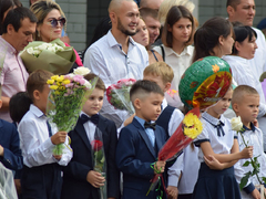 Для саратовских первоклассников прозвучал первый звонок (фоторепортаж)