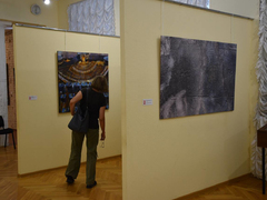Дурные привычки и Апокалипсис: в Саратов привезли картины, фотографии и поделки из дерева
