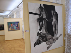 Дурные привычки и Апокалипсис: в Саратов привезли картины, фотографии и поделки из дерева