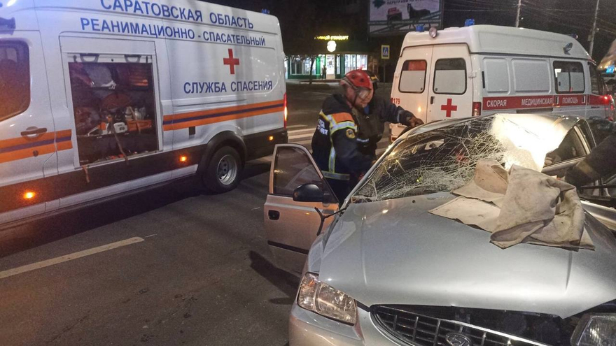В Заводском районе иномарка впечаталась в столб: водитель в тяжелом состоянии