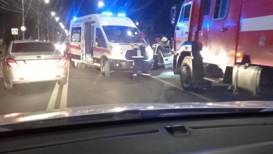 В Заводском районе иномарка впечаталась в столб: водитель в тяжелом состоянии