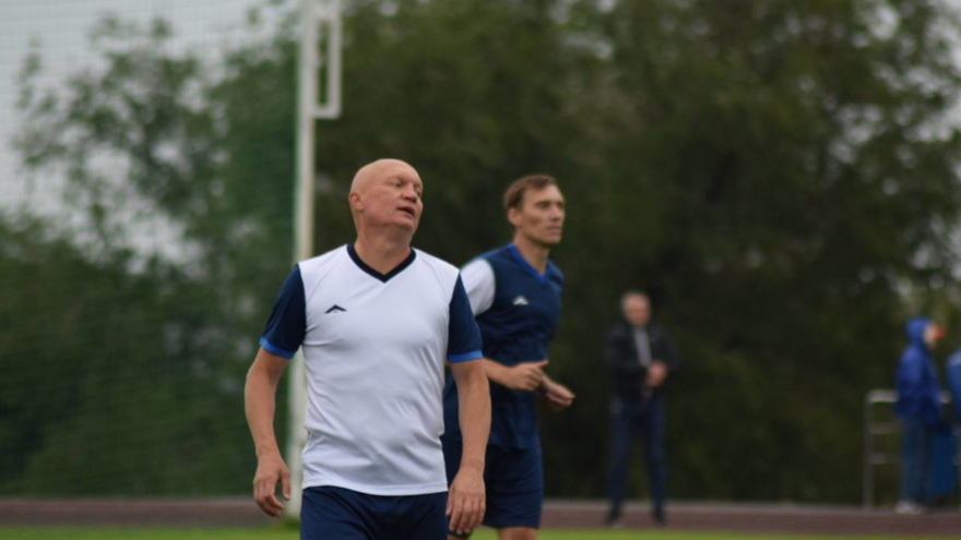 Умный город. Звезды футбола сразились с саратовскими спортсменами под проливным дождем  