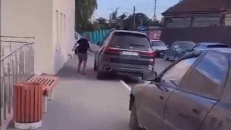 В Энгельсе народный мститель изуродовал неправильно припаркованные машины