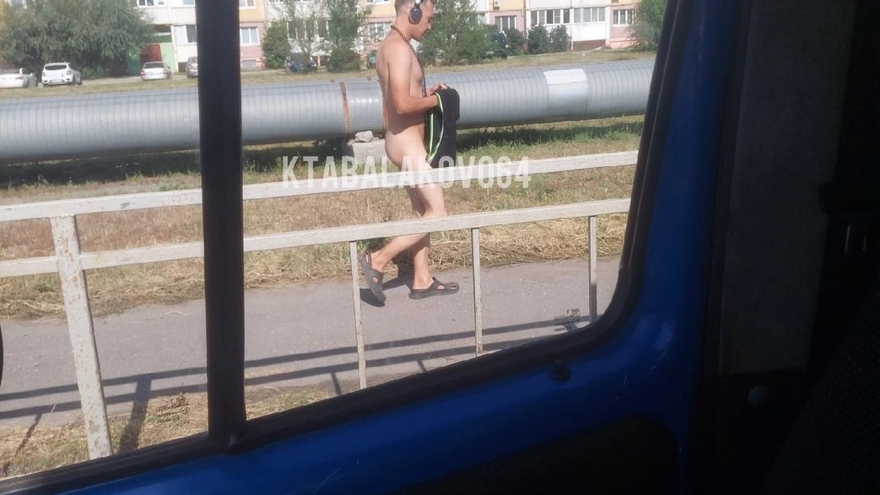 Очевидцы: в Балакове мужчина разделся догола перед сценой, где выступали спортсмены