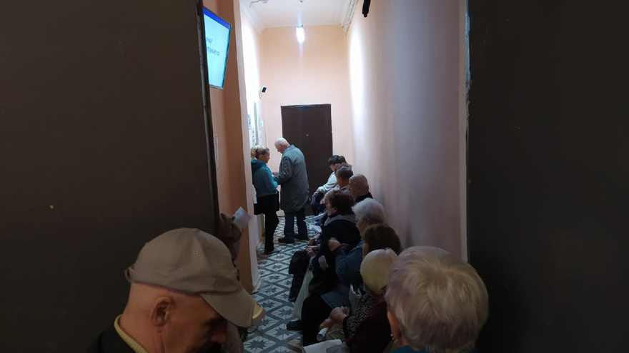 В Саратове пожаловались на огромную очередь за транспортной картой