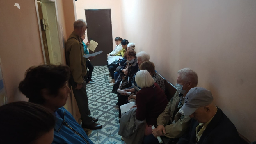 В Саратове пожаловались на огромную очередь за транспортной картой