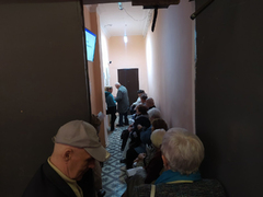 В Саратове пожаловались на огромную очередь за транспортной картой