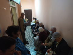 В Саратове пожаловались на огромную очередь за транспортной картой