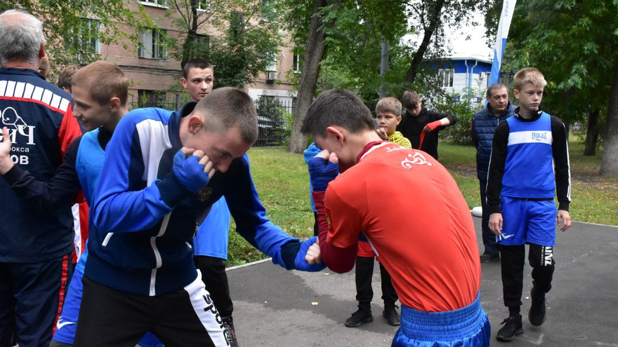 В Заводском районе открыли уличную площадку для любителей бокса