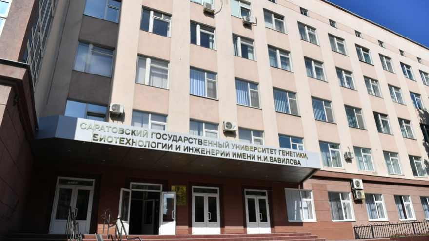 В Саратове министру сельского хозяйства России показали армейский сухпаек