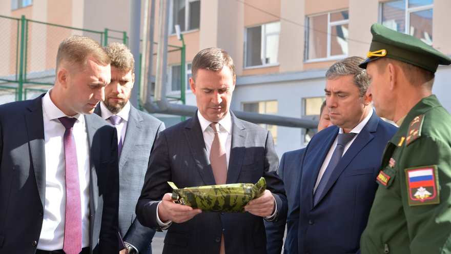 В Саратове министру сельского хозяйства России показали армейский сухпаек