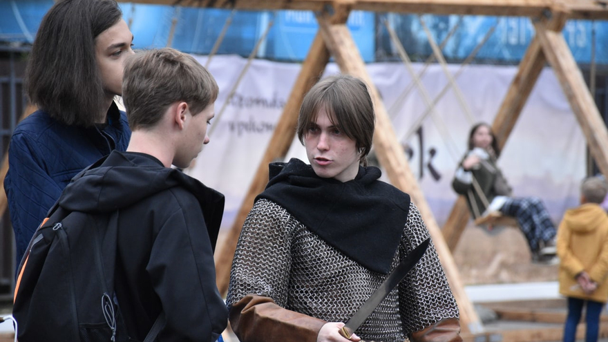 В центре Саратова женщина-шаман устроила гадание на бараньих костях