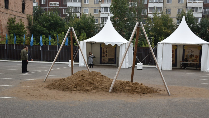 В центре Саратова женщина-шаман устроила гадание на бараньих костях
