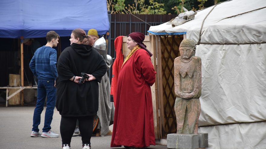 В центре Саратова женщина-шаман устроила гадание на бараньих костях