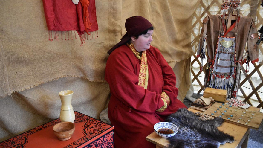 В центре Саратова женщина-шаман устроила гадание на бараньих костях