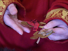 В центре Саратова женщина-шаман устроила гадание на бараньих костях