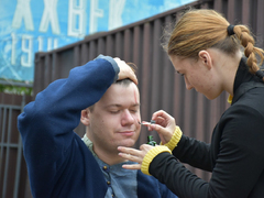 В центре Саратова женщина-шаман устроила гадание на бараньих костях