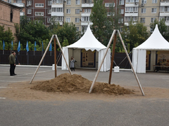 В центре Саратова женщина-шаман устроила гадание на бараньих костях