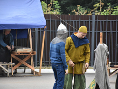 В центре Саратова женщина-шаман устроила гадание на бараньих костях