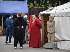 В центре Саратова женщина-шаман устроила гадание на бараньих костях