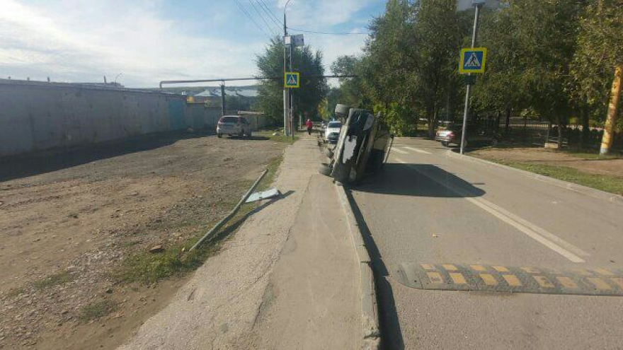 В Саратове после столкновения с иномаркой опрокинулась Лада