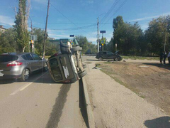В Саратове после столкновения с иномаркой опрокинулась Лада