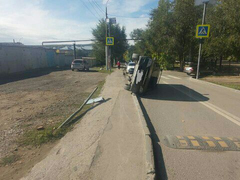 В Саратове после столкновения с иномаркой опрокинулась Лада