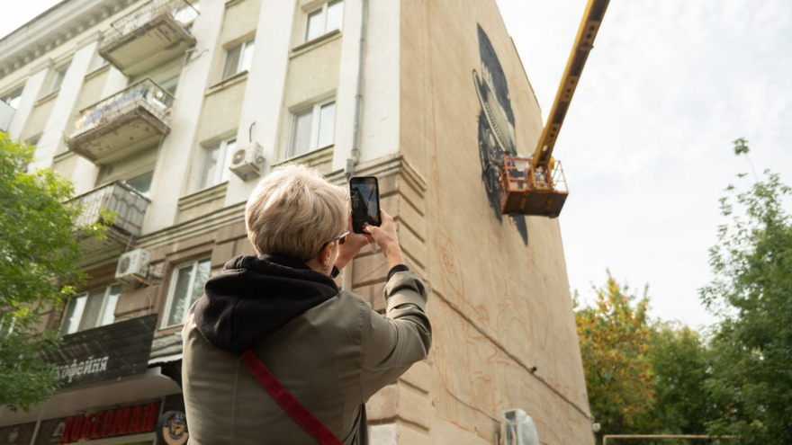 На стене дома в центре города появился Котъ Саратовскiй