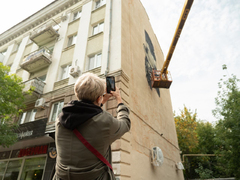 На стене дома в центре города появился Котъ Саратовскiй