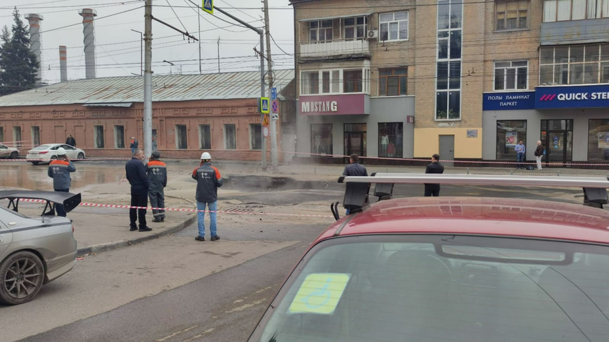 На дороге у Триумфальной арки в Саратове появилась яма длиной около 5 метров