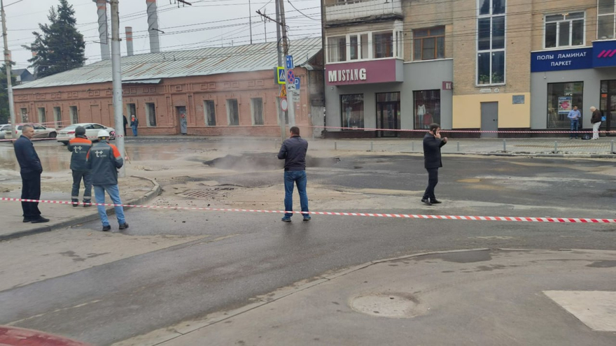 На дороге у Триумфальной арки в Саратове появилась яма длиной около 5 метров