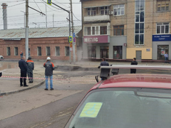 На дороге у Триумфальной арки в Саратове появилась яма длиной около 5 метров