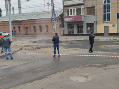 На дороге у Триумфальной арки в Саратове появилась яма длиной около 5 метров