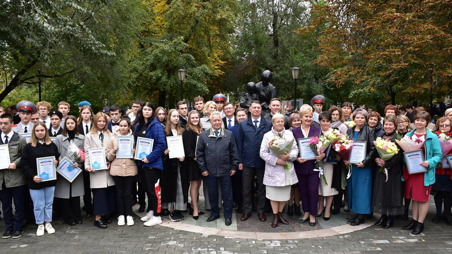 В Саратове обновили Доску почета работников образования и Доску успеха молодежи области