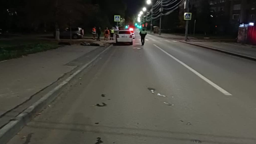 В Саратове водитель задавил лежащего на дороге 18-летнего юношу и сбежал с места ДТП