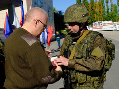 Кировский губернатор Александр Соколов привез в Саратовскую область икону