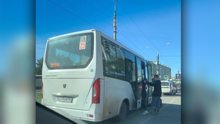 Чиновники: водитель автобуса сажал пассажиров посреди оживленной дороги, чтобы избежать аварийной обстановки