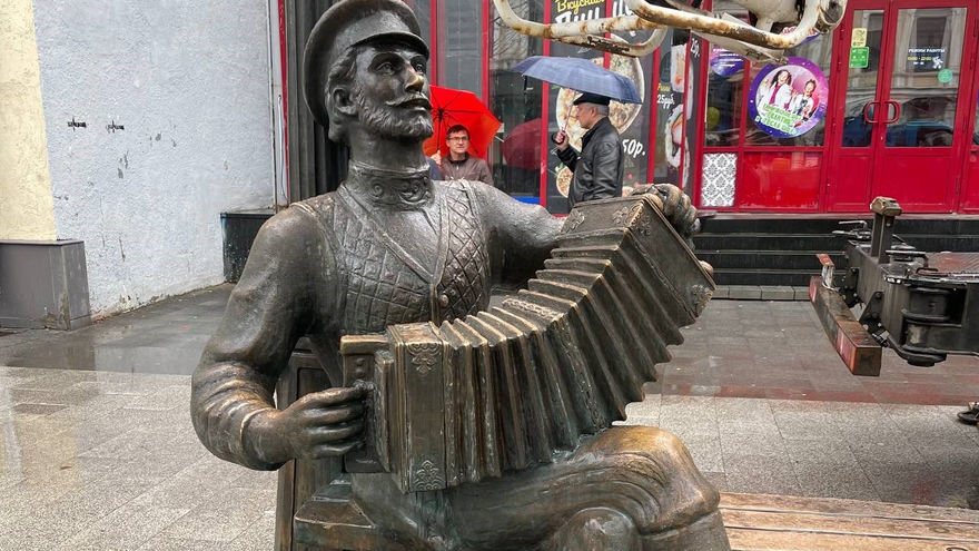 Памятник Саратовской гармошке вернули на проспект Столыпина