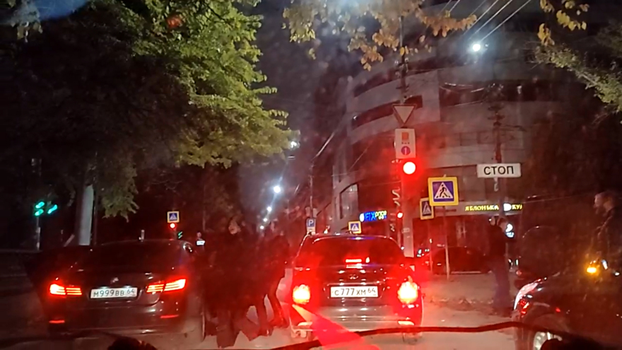 В центре Саратова молодежь устроила дискотеку на оживленном перекрестке