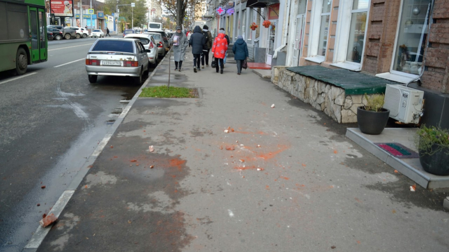 Очевидец: в центре Саратова разрушается дом-памятник, кирпичи падают на тротуар