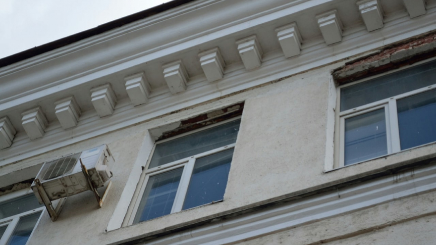 Очевидец: в центре Саратова разрушается дом-памятник, кирпичи падают на тротуар