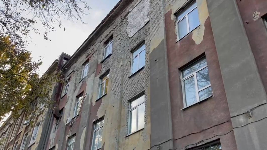 Очевидец: в Саратове с фасада агрегатного завода на прохожих летят кирпичи