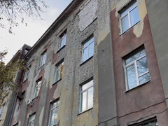 Очевидец: в Саратове с фасада агрегатного завода на прохожих летят кирпичи
