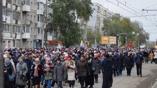 Тысячи саратовцев устроили крестный ход
