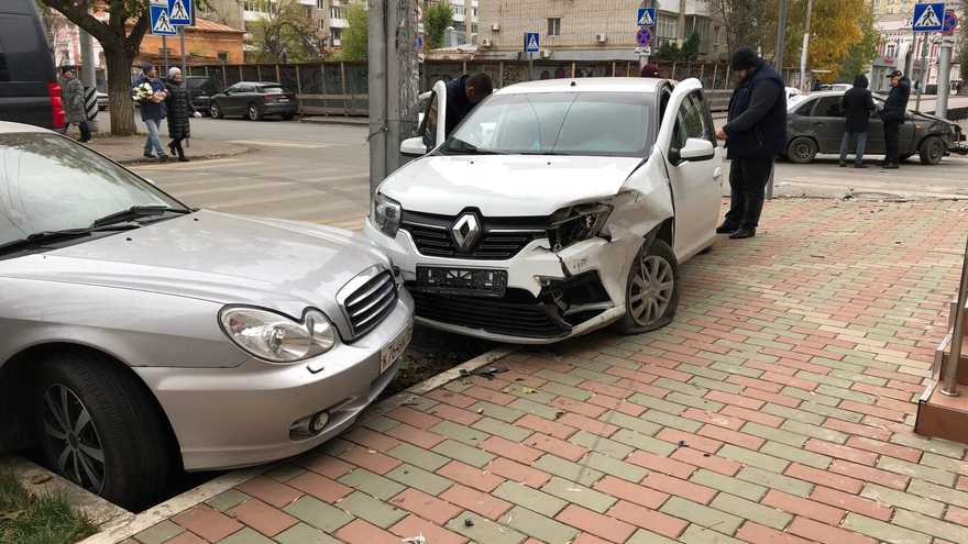 В центре Саратова Renault столкнулся с Ладой и вылетел на тротуар