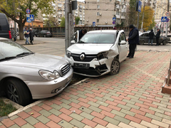 В центре Саратова Renault столкнулся с Ладой и вылетел на тротуар