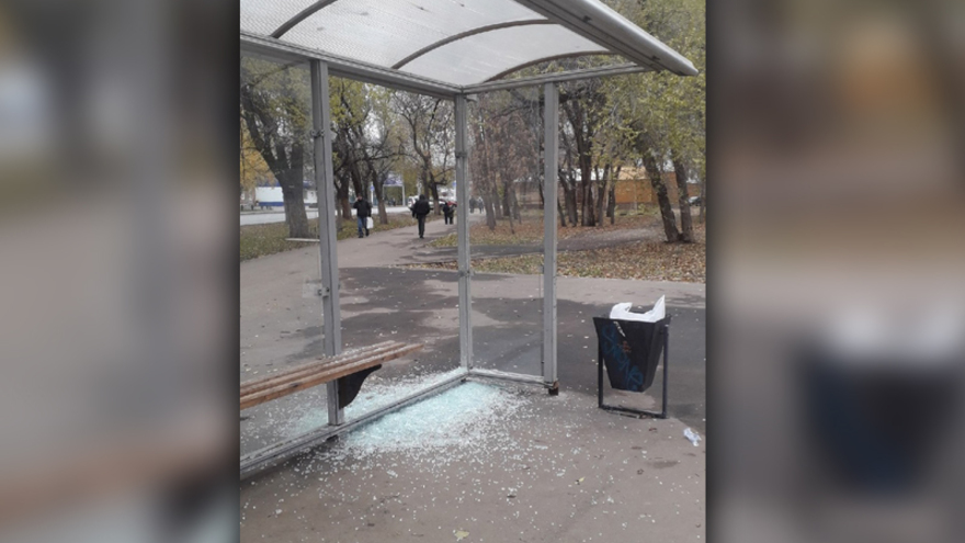 Очевидец: возле Навигатора вандалы изуродовали остановку