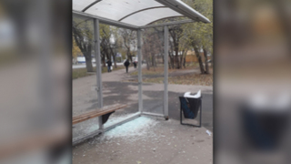 Очевидец: возле Навигатора вандалы изуродовали остановку
