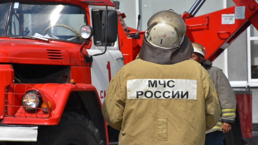 Бойцов МЧС подняли по тревоге из-за пожара в подъезде